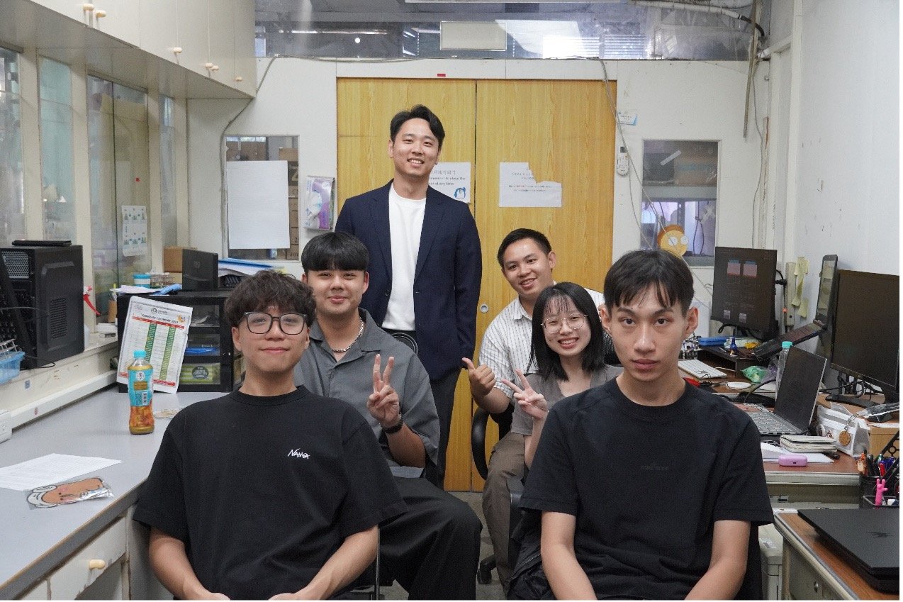 黃貞睿老師與實驗室五位創始成員在實驗室的合照